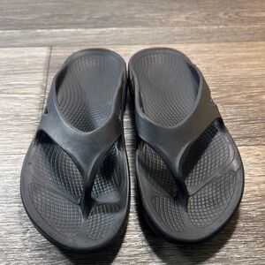 Oofos Black Flip Flop Sandals woman’s size 8 (b52)